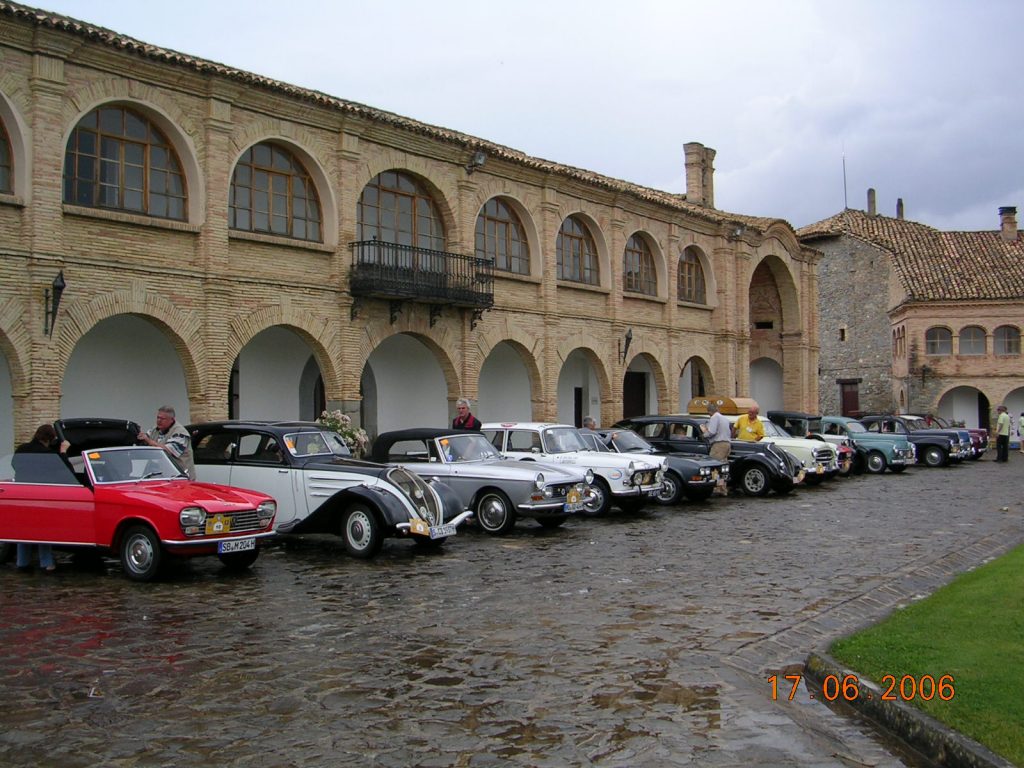 Fahrzeuge auf dem Internationalen L'Aventure Peugeot-Meeting in El Formigal/Spanien Juni 2006