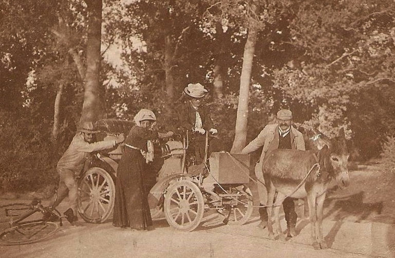 Das älteste mir bekannte Bild mit einer Frau am Lenkrad eines Peugeot stammt wohl aus dem Jahr 1901. Hier wird ein defekter Peugeot - eventuell ein Typ 15 - abgeschleppt. 
