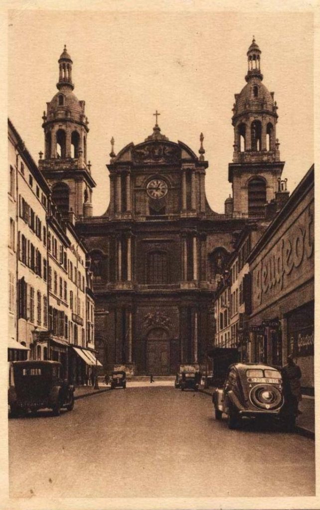 Nancy - die Peugeotvertretung liegt in der 1930ern direkt bei der Kathedrale   