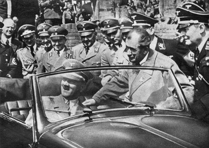 F. Porsche präsentiert Hitler den KdF-Wagen (1930er Jahre) 