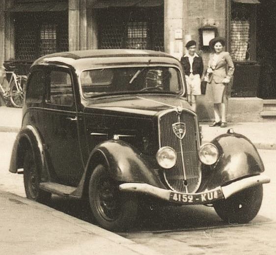 © Peugeot 201, Baujahr: ca. 1935, aufgenommen in Straßburg Ende der 1940er Jahre; Originalfoto aus Sammlung Michael Schlenger - Ausschnitt