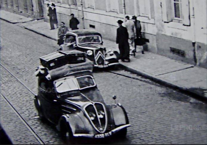 Fahrzeuge aus der Produktion der Fa. Peugeot auf dem Flüchtlingstreck 1940