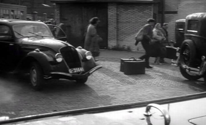 Fahrzeuge aus der Produktion der Fa. Peugeot auf dem Flüchtlingstreck 1940
