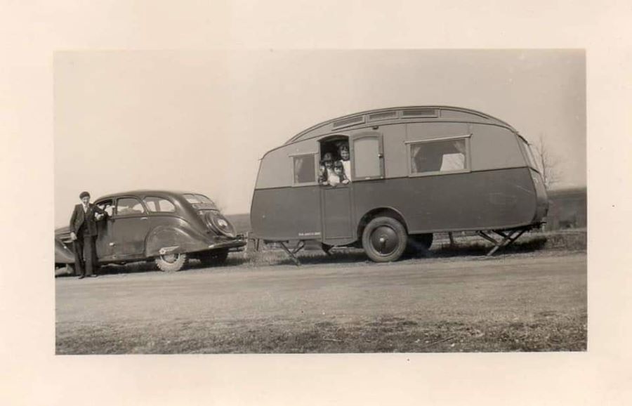 Peugeot 402 mit Wohnwagen
