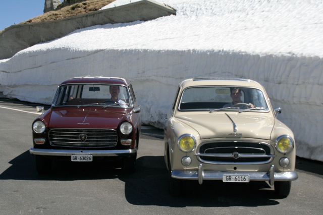 rechts der Peugeot 403, kinks ein 402 - beide von Pinin Farina gezeichnet