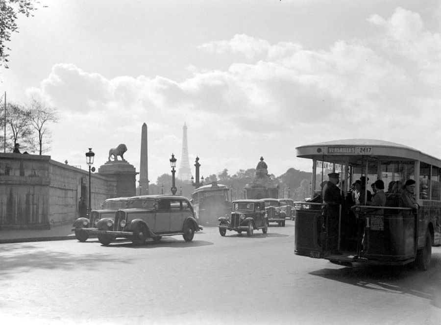 1930er. Blick vom Place de la Concorde zum Tour d'Eiffel. Vorn gleich zwei Taxis vom Typ 401 nebeneinander