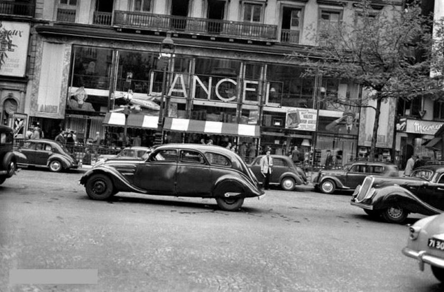1950er auf dem Boulevard des Italiens. Dem 402 folgt ein Panhard Dynamique
