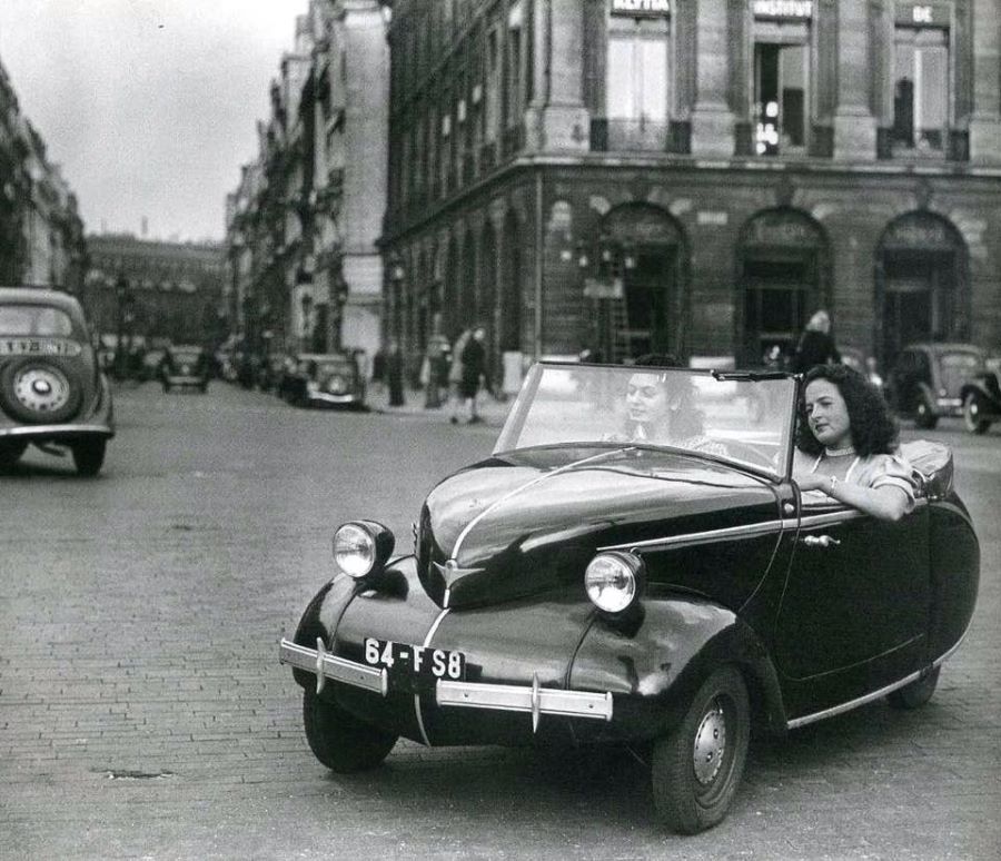 Ein 202 biegt ab. Im Vordergrund ein Mikrocar Julien MM5, das 1946 auf den Markt kam. Kennzeichen vor 1950,