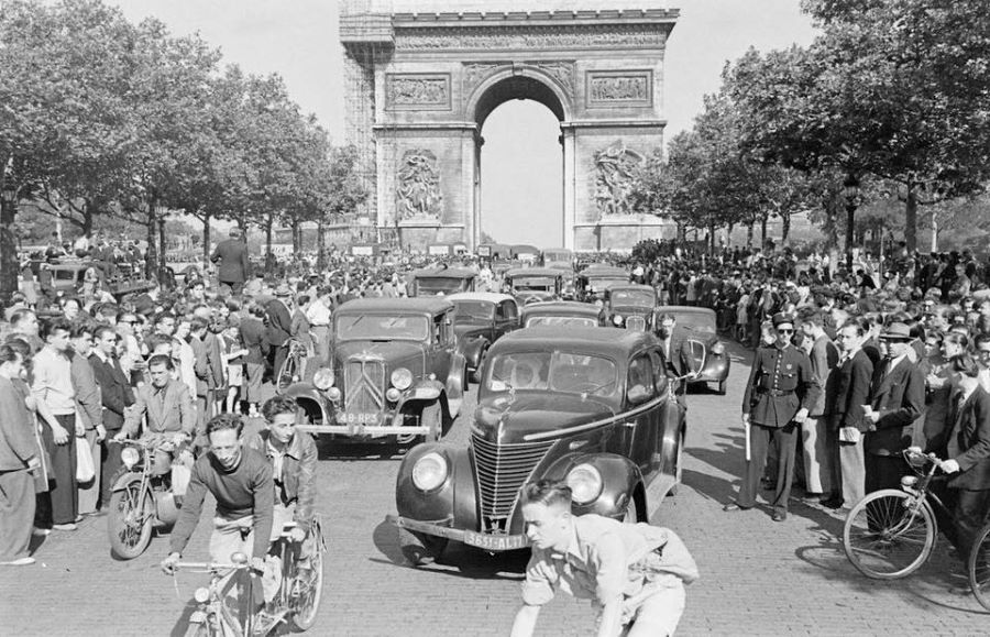 Dieses Bild entstand vermutlich in den späten 1940ern. Ob es den Einlauf der Tour de France 1948 zeigt? Hinter dem Citroen ist ein Peugeot 202 Cabrio zu erkennen.