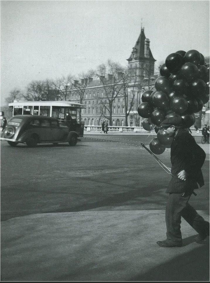 1938. Ballonverkäufer am Quai des Orfevres. Mittig ein 401-Taxi