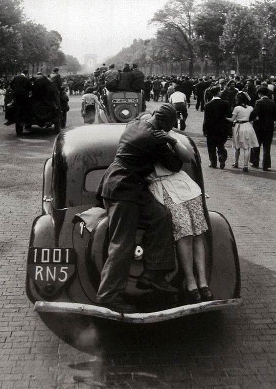 August 1944 - die deutschen Besatzer haben kapituliert, Paris ist befreit !!!!
Vor dem bildbestimmenden Citroen Traction fährt ein Peugeot 402