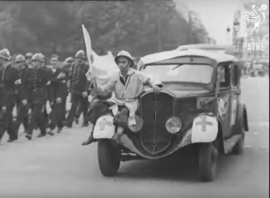August 1944 - ein 301-Sanitätsfahrzeug nach der Befreiung von Paris 