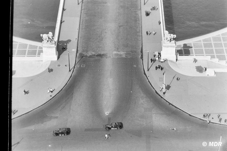 Wohl 1930er. Blick vom Turm auf dem Pont d'Iena. Gerade fahren zwei 401 Taxis vorbei