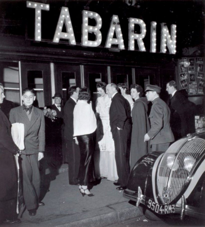 1938 steht ein 402-Taxi vor dem Eingang des Cabaret "Tabarin", Pigalle/Rue Victor-Massé 36