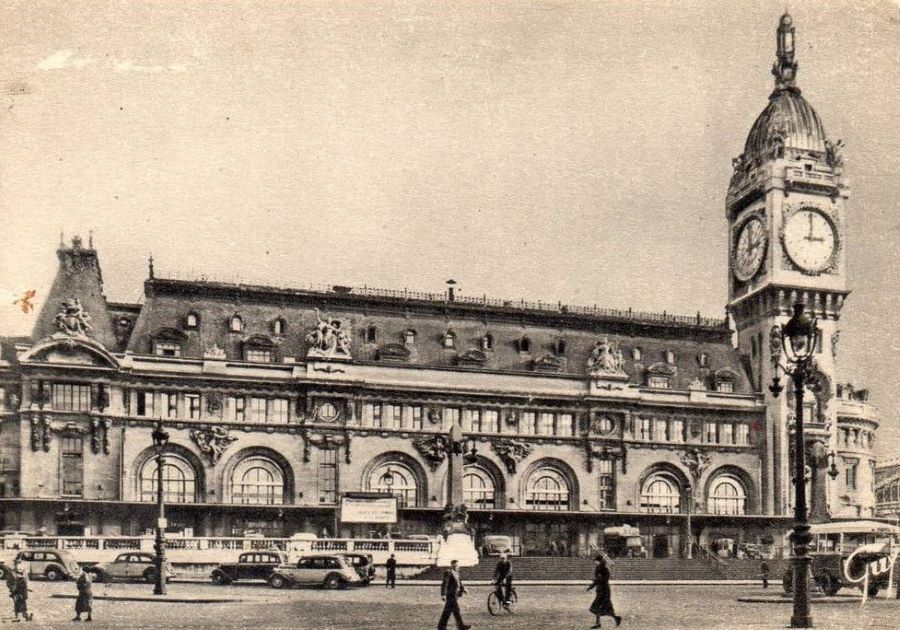 In den 1930ern warten die zweifarbigen Taxis der Baureihen 01 und 02 (ganz links) am Gare de Lyon auf Fahrgäste