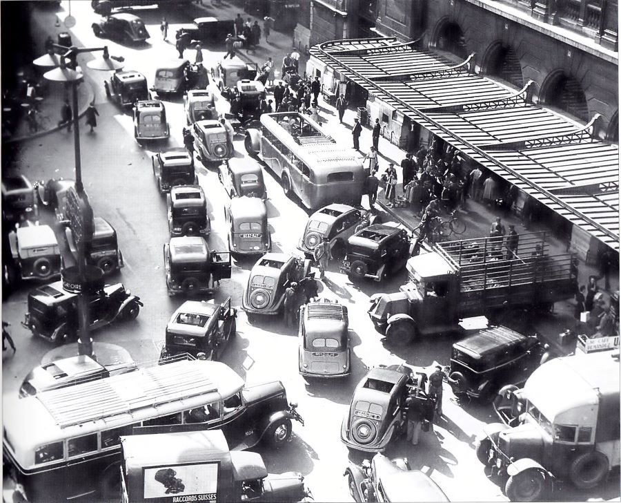 Späte 1930er Jahre - Rushhour vor dem Gare du Nord. Es sind mindestens 5 402-Taxis zu erkennen