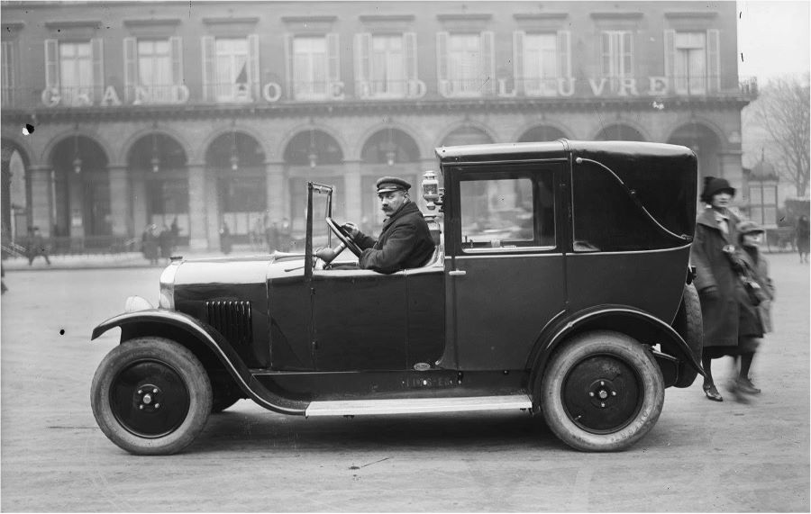 1924. Ein Peugeot-Taxi - wohl ein Typ 163 - vor dem Grandhotel du Louvre am Place du Palais Royal