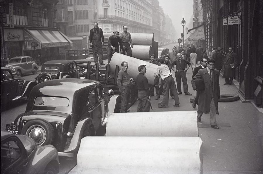 1950er. Papierlieferung für die Druckerei der Zeitschrift Le Parisien. Links ein Peugeot 402