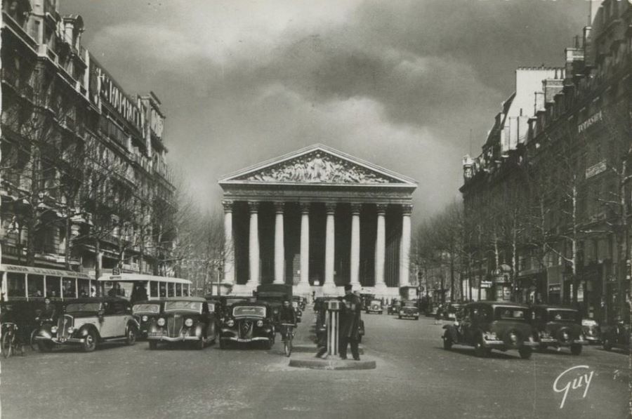 Rue Royale mit Madeleine in den 1930ern. Links ein 401-Taxi