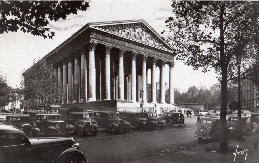In den 1930ern durfte noch um die Kirche geparkt werden. Es sind mehrere Peugeot der Baureihen 01 zu finden. 