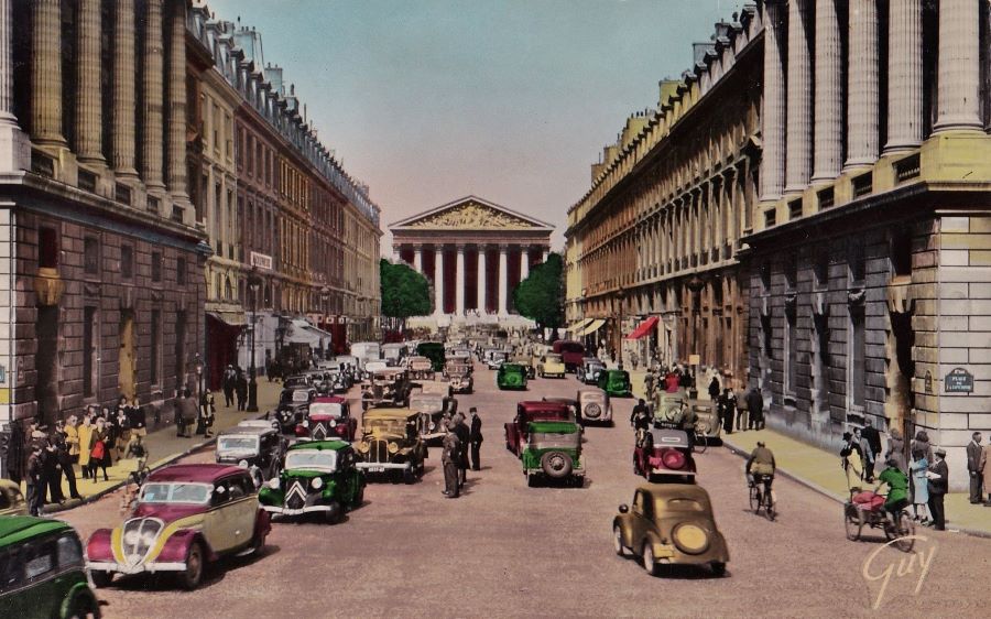 Colorierte Karte der Rue Royale und Madeleine aus den 1930ern. In dieser Farbkombination gab es die 402-Taxis wohl nie. Von diesem Bild gibt es weitere Varianten, auf denen die Autos in anderen Farben gehalten sind.   