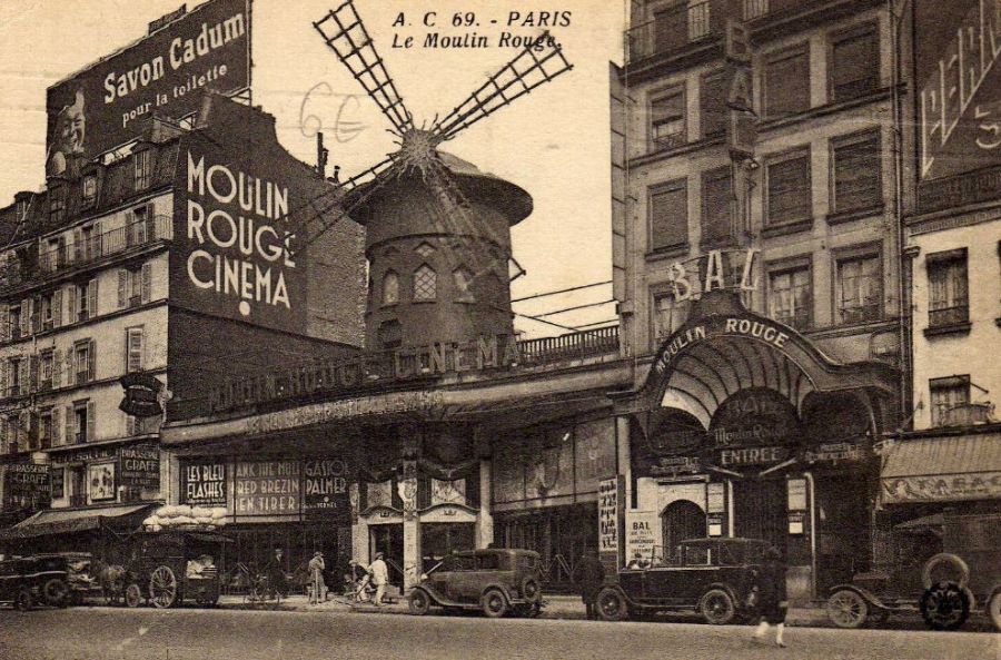 Wende 1920er/1930er. Vor dem Moulin Rouge steht ein Typ 190 oder ein früher 201 