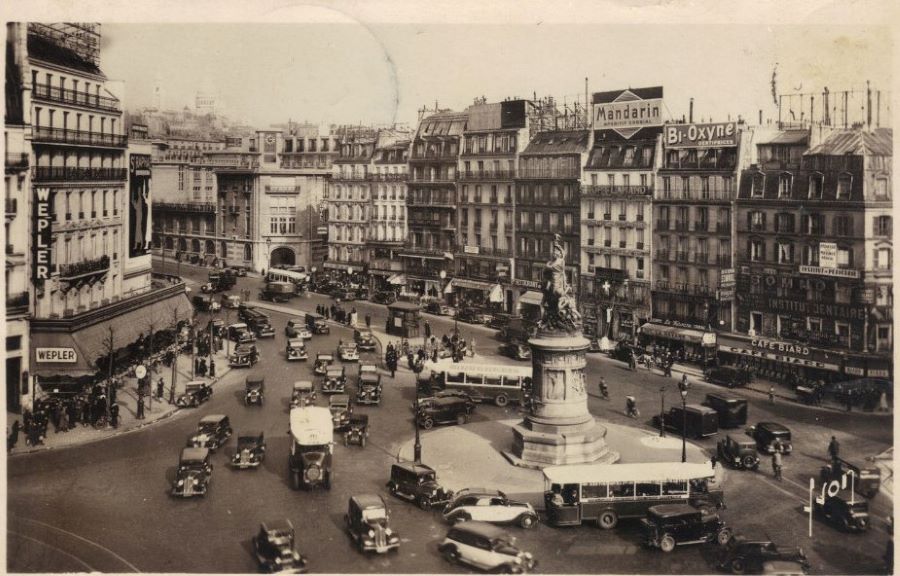 Dieses Bild hat ein leeres Alt-Attribut. Der Dateiname ist Paris-Place-Clichy-401-402-Taxi-etc..jpg
Ebenfalls späte 1930er. Ganz vorn ein 401 und dahinter ein 402 Taxi