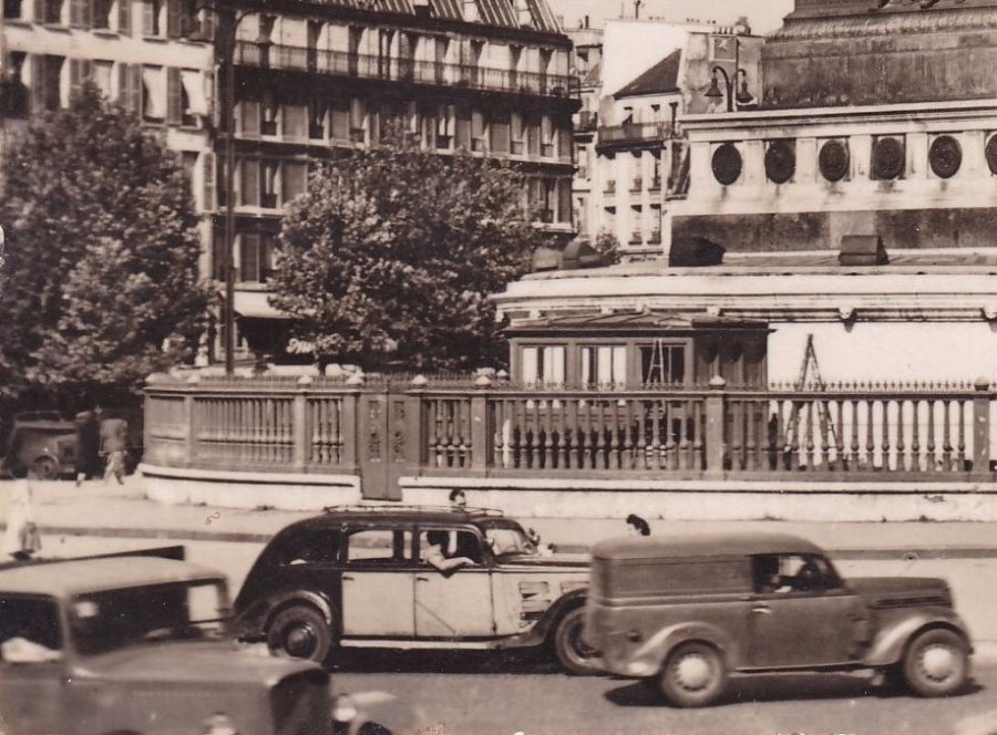 1950, Place de La Bastille. 401-Taxis haben noch lange nicht ausgedient.
