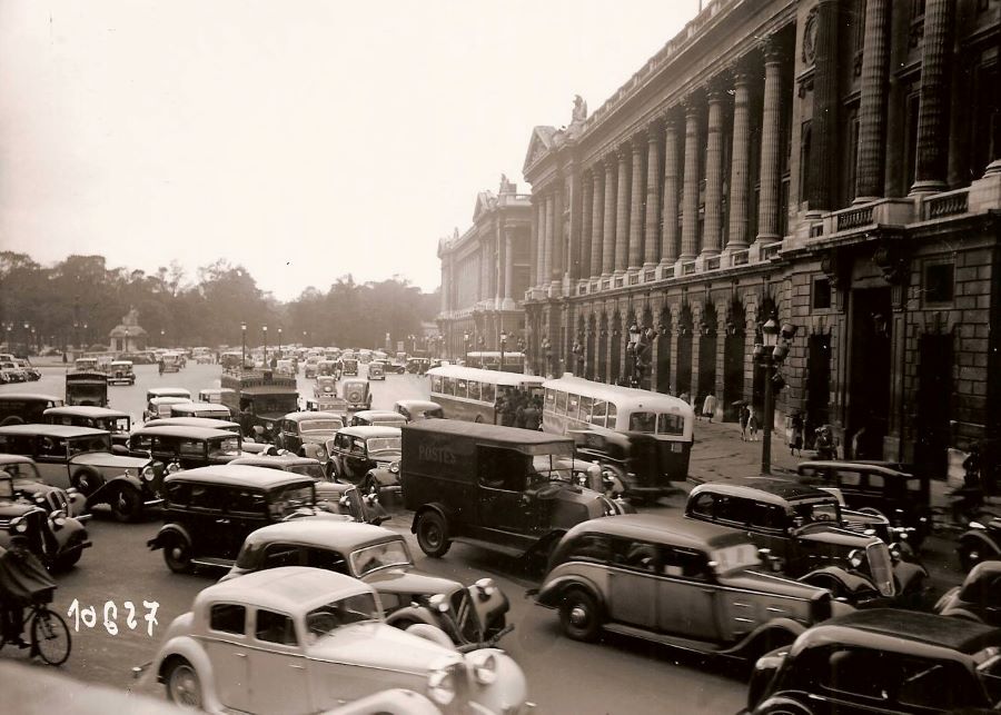 1937. Das 401 Taxi ist gut zu erkennen 