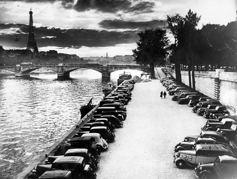 1938. Pont du Quai de l'Alma. Der zweite Wagen von rechts ist ein 401 Taxi, direkt dahinter ein 402 Eclipse E4Y.