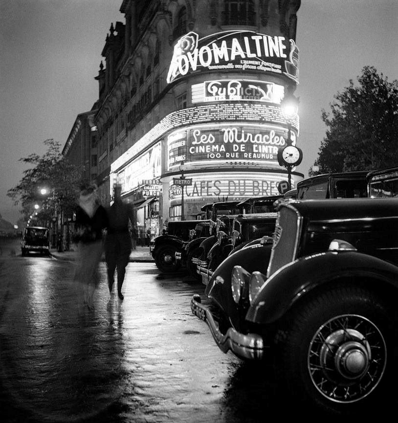 1934/35. Vor dem Kino in der Rue de Reaumur ein Peugeot 301 oder 401. Die Speichenfelgen waren keine Serienausstattung... 
