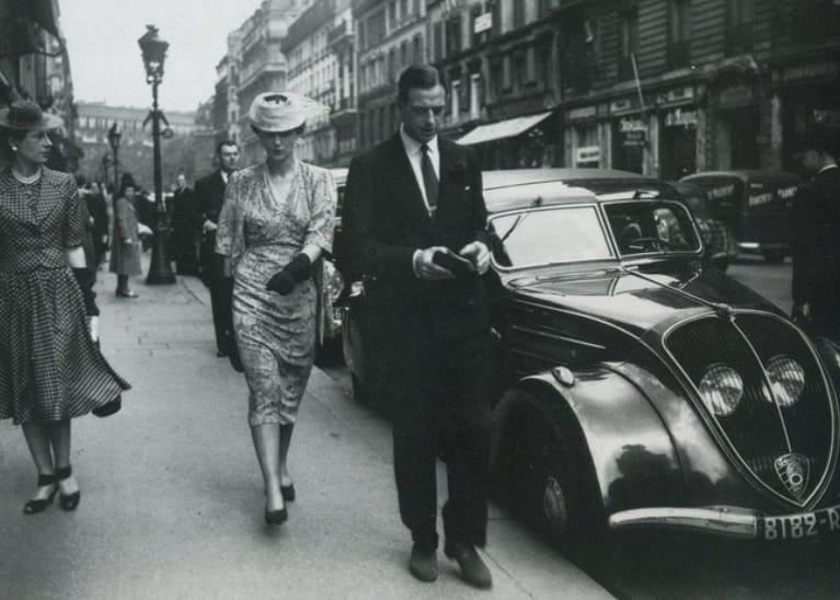 1939. Prinz George Edward Alexander, Herzog von Kent, Bruder des englischen Königs George VI., mit seiner Frau in der Rue de la Paix. 