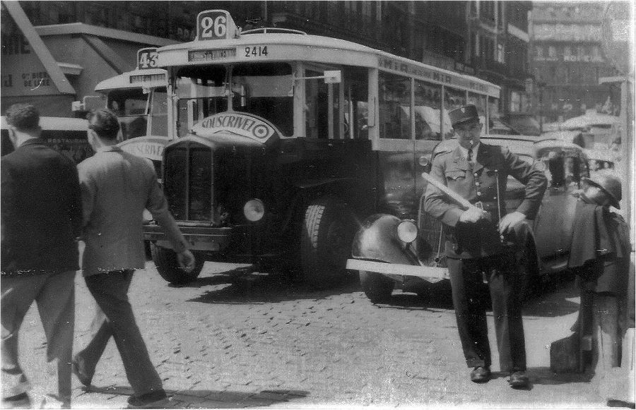 Ein 401-Taxi wetteifert im Juni 1952 am Gare Saint Lazare mit der Buslinie 26