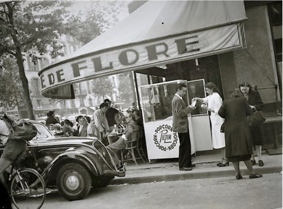 1950. Peugeot 202 vor dem Cafe de Flore am Boulevard Saint-Germain