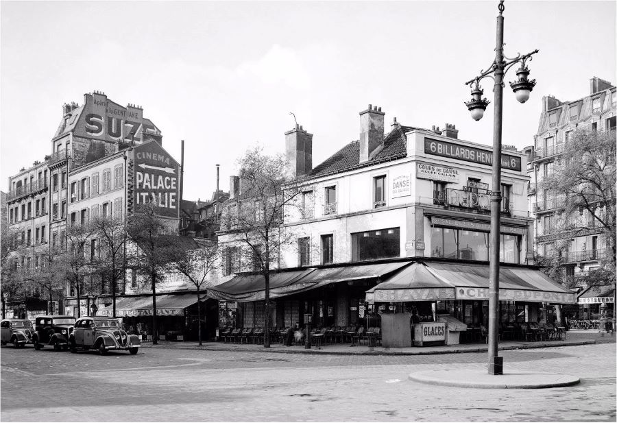 1950, Place d'Italie/Avenue de Choisy. Vor der Brasserie Chez Dupont stehen zwei 402-Taxis