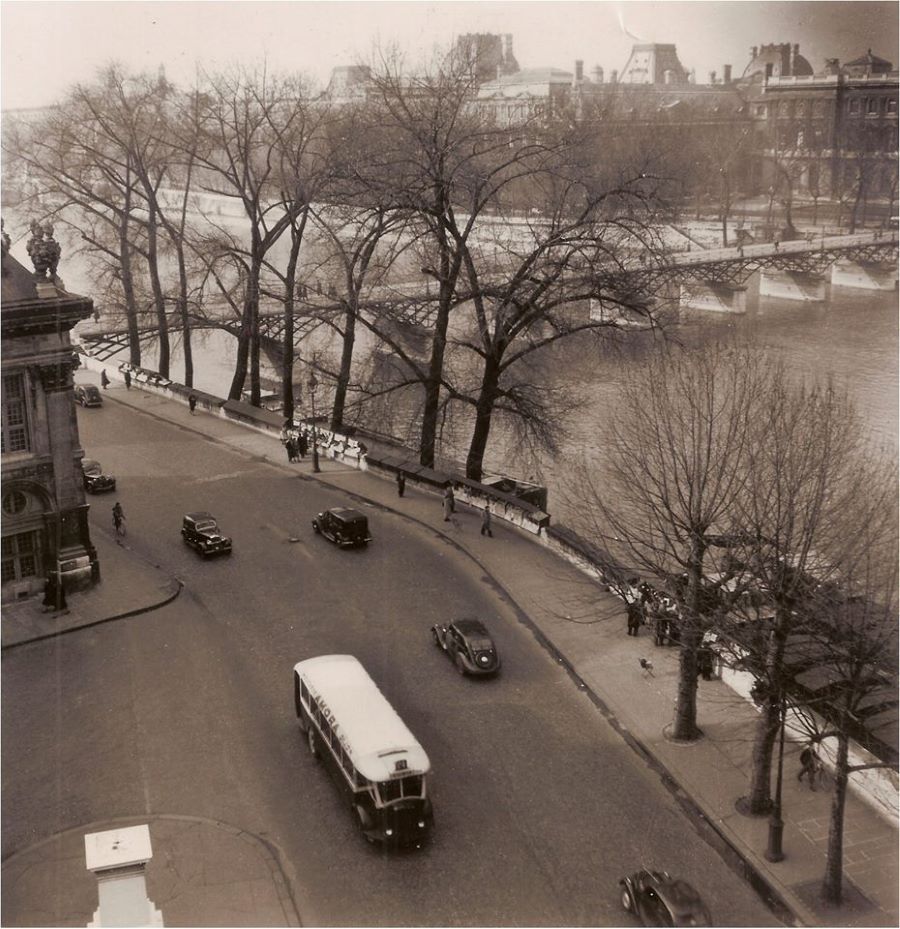 Winter 1951. Quai de Conti und Pont des Arts, Rechts ganz unten wohl ein 202, davor ein 402. 