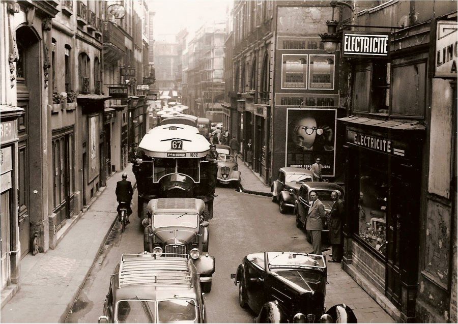 1949, Rue Gaillon. Vorn rechts ein 201 Cabrio, links ein 402 und neben dem Bus stehend ein 202 Cabrio