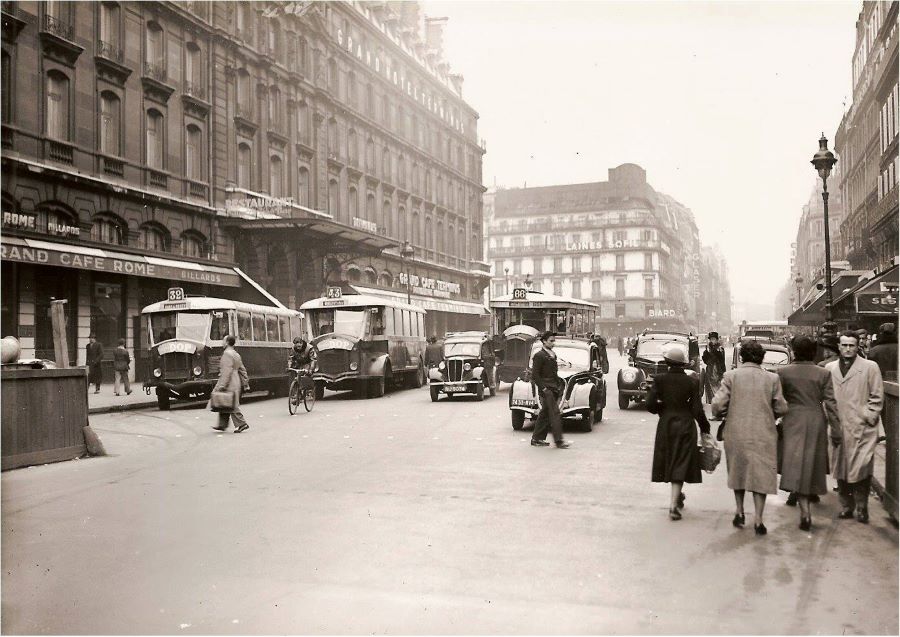 Rue Saint Lazare im Jahr 1950. Hinter dem Fußgänger ein Peugeot 202 
