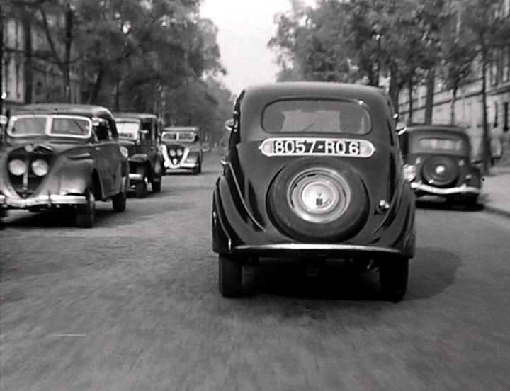 1938/39. Ein 202, entgegenkommend ein 402 und ein 402 Taxi