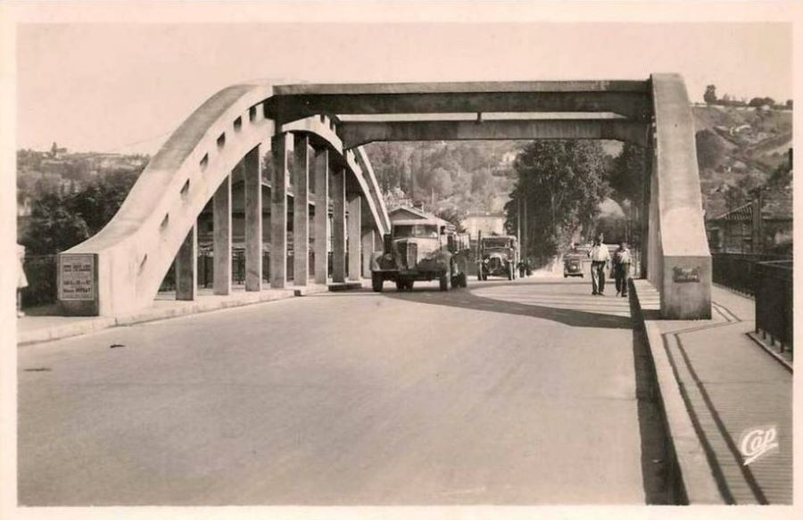Nochmal 1950er. Der Pont de Liberation über die Garonne. Hinten rechts ein Peugeot 202