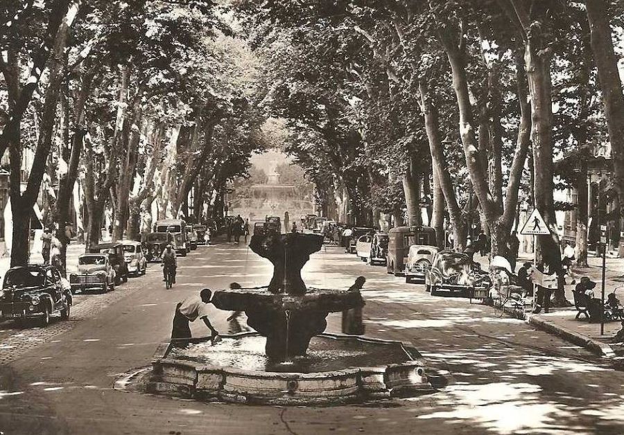Der Brunnen "Fontaine des 9 Canons" in den 1950ern. Hinter dem Radfahrer ist ein Peugeot der 01-Serie zu erkennen 