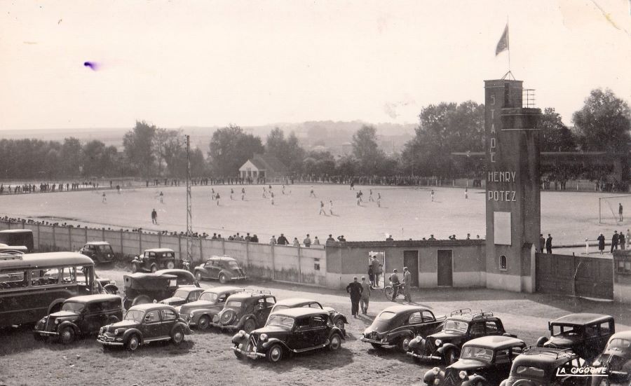 1950er - Stade Henri Potez. Der dritte Wagen an der Umzäunung ist ein 202