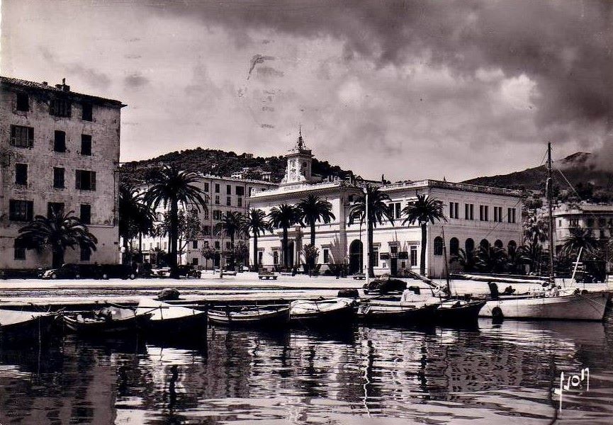 Diese 1959 gelaufenen Karte zeigt das Rathaus und der Hafen von Ajaccio. Direkt am Kai hinter den Seglern ist ein 402 Cabrio abgestellt. 