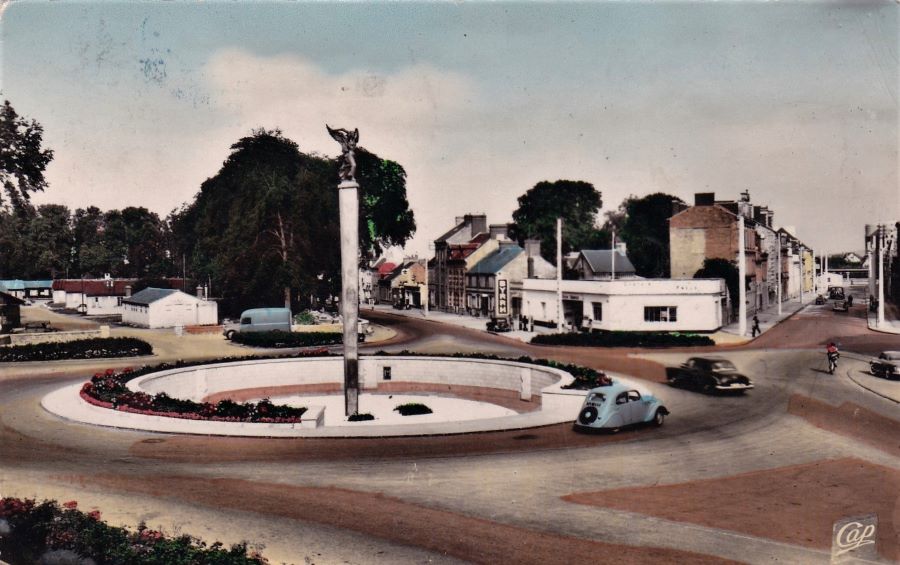 1956. Im Kreisverkehr "Place-de-Gaulle" ein Peugeot 202.