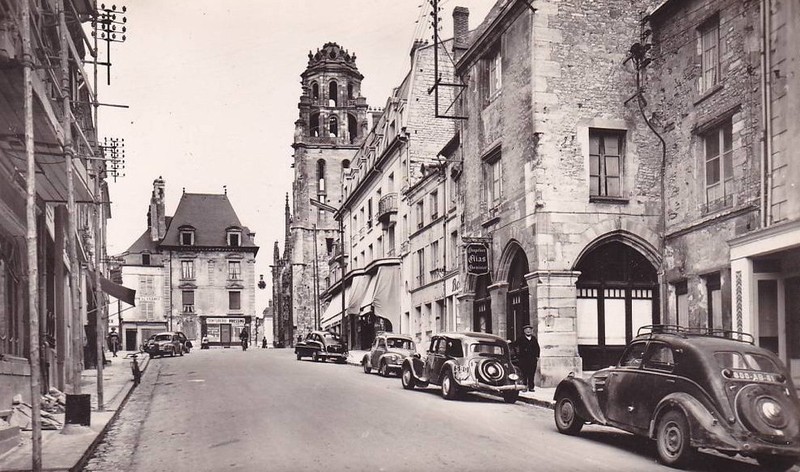 1958. Der Place Henri IV liegt im wenig beschädigten Teil der Stadt. Vorn rechts ein 402 Legere oder 302. 