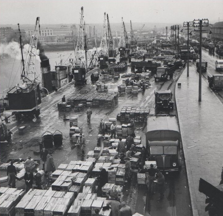 Der Hafen, vermutlich Mitte der 1950er Jahre. Rechts auf der Strasse gerade noch zu erkennen ein Peugeot DMA  