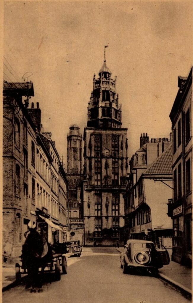 Rue de la Citadelle. Hinten der Beffroi (Glockenturm). Vorn rechts ein Peugeot 402
