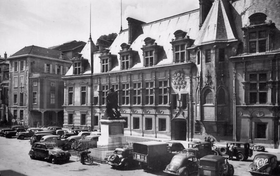Vermutlich Ende der 1940er. Vor dem Palais de Justice lassen sich zwei Peugeot 402, ein 401 oder 601 und zwei Peugeot 201 ausmachen. 