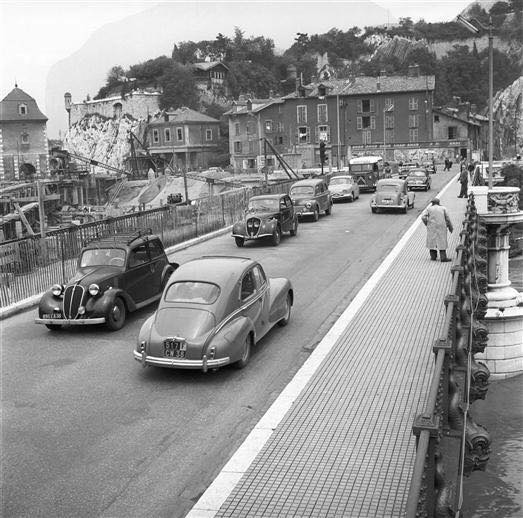  1950er. Auf der Porte-de-France kommt uns hinter dem Simca ein 202 entgegen