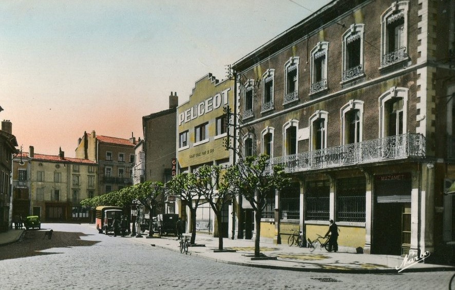 Der Hauptplatz von Mazamet, an dem auch die Peugeot-Vertretung liegt, in den späten 1930ern. Vor der Peugeot-Vertrezung steht ein Lieferwagen DMA 